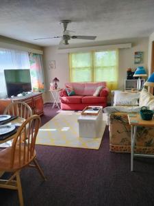uma sala de estar com um sofá e uma mesa em Tropical Paradise Oasis Spa Retreat em Largo