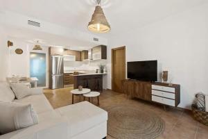 Televízia a/alebo spoločenská miestnosť v ubytovaní Luxe appartement, centrum Marbella, vlak aan zee!