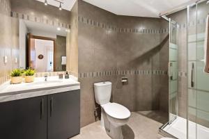 Kúpeľňa v ubytovaní Luxe appartement, centrum Marbella, vlak aan zee!