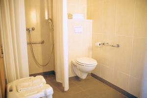 Koupelna v ubytování B&B HOTEL Metz Est Technopole Pôle Santé + 31 fotografií