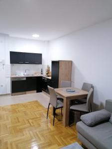 - une cuisine et une salle à manger avec une table et des chaises dans l'établissement Northern Pearl, à Subotica