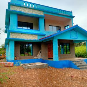 een huis gebouwd met blauwe verf bij Shobhnath Home Stay in Harnai