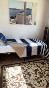 um quarto com uma cama com um espelho e um tapete em The North Escape Cozy 3 bedroom house Great location em Sault Ste. Marie