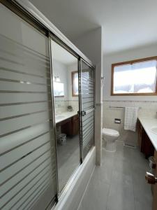 uma casa de banho com um chuveiro, um WC e um lavatório. em The North Escape Cozy 3 bedroom house Great location em Sault Ste. Marie