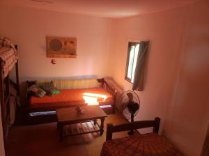 una pequeña habitación con una cama y una mesa en Eco Choclo, en La Paloma