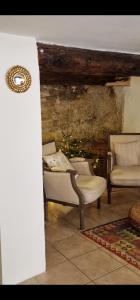 een woonkamer met 2 stoelen en een kerstboom bij La petite Provence in Bormes-les-Mimosas