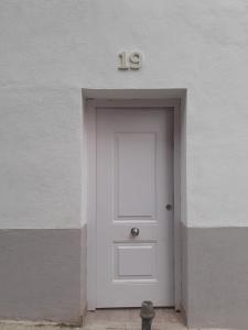 białe drzwi z numerem powyżej w obiekcie Apartamento C w Madrycie +2 zdjęcia