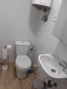 biała łazienka z toaletą i umywalką w obiekcie Apartamento C w Madrycie