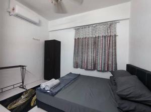 Schlafzimmer mit einem Bett und einem Fenster in der Unterkunft Homestay Bandar Temerloh Wi-Fi Netflix Smart TV in Temerloh