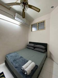 Schlafzimmer mit einem Bett und einem Deckenventilator in der Unterkunft Homestay Bandar Temerloh Wi-Fi Netflix Smart TV in Temerloh