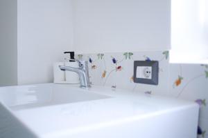 ein Waschbecken mit einem Wasserhahn darüber in der Unterkunft La Casa del Bosco - Unique two floors House with garden in Neapel + 47 Fotos