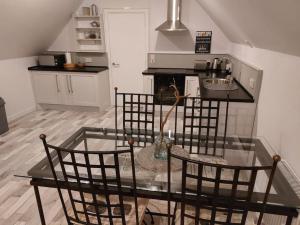 Dapur atau dapur kecil di Stunning apartment set in private native woodland