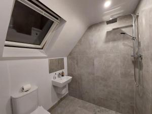 Bilik mandi di Stunning apartment set in private native woodland