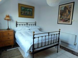 Katil atau katil-katil dalam bilik di Stunning apartment set in private native woodland
