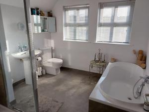 Bilik mandi di Stunning apartment set in private native woodland