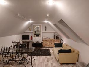 uma sala de estar com um sofá e uma mesa em Stunning apartment set in private native woodland em Ramelton