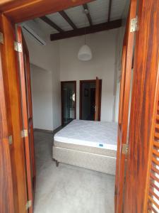 ein Schlafzimmer mit einem Bett in einem Zimmer in der Unterkunft Casas a 5 min do Centro Histórico in Paraty