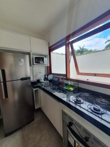 eine Küche mit einem Kühlschrank aus Edelstahl und einer Spüle in der Unterkunft Casas a 5 min do Centro Histórico in Paraty