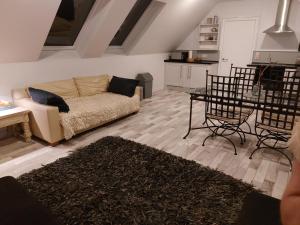 uma sala de estar com um sofá e uma mesa em Stunning apartment set in private native woodland em Ramelton