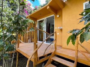un porche de una casa con terraza de madera en Del Lago Hotel, en San Marcos La Laguna