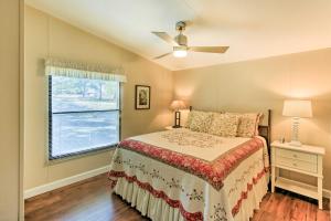 Katil atau katil-katil dalam bilik di Charming Home with Deck and Yard - 1 Mi to Lake Texoma
