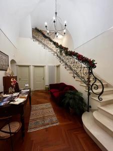 Residenza delle Grazie في Miglionico: غرفة معيشة مع درج مع ديكورات عيد الميلاد
