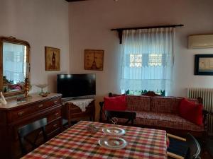 Televízia a/alebo spoločenská miestnosť v ubytovaní Xenia's Traditional House
