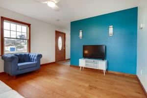 ein Wohnzimmer mit einem TV und einer blauen Wand in der Unterkunft Comfy Tiverton Home Near Newport and Beaches! in Tiverton