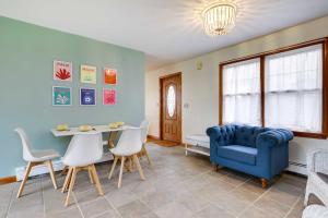- un salon avec un canapé bleu, une table et des chaises dans l'établissement Comfy Tiverton Home Near Newport and Beaches!, à Tiverton