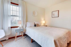 - une chambre avec un grand lit et une fenêtre dans l'établissement Comfy Tiverton Home Near Newport and Beaches!, à Tiverton