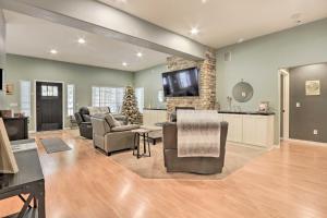 una sala de estar con muebles y un árbol de Navidad en Crystal Bay Home with Fireplace and Nature Views!, en Post Falls