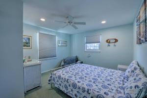 - une chambre avec un lit et un ventilateur de plafond dans l'établissement Cozy Cape May Escape Near Beaches and Golfing!, à Cape May