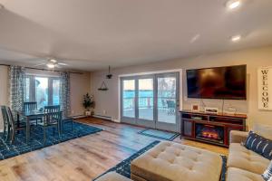 uma sala de estar com lareira e televisão em Lakefront Fairbanks Home with Private Beach! em Fairbanks