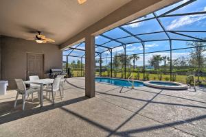 un patio con mesa, sillas y piscina en Davenport Home with Outdoor Pool Near Disney!, en Davenport