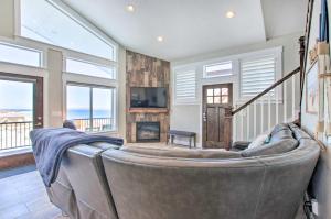 ein Wohnzimmer mit Couch und Kamin in der Unterkunft Garden City Gem Private Hot Tub and Game Room! in Garden City