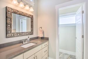 ein Badezimmer mit Waschbecken und Spiegel in der Unterkunft Garden City Gem Private Hot Tub and Game Room! in Garden City + 38 Fotos