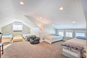 ein Dachgeschossschlafzimmer mit drei Betten und ein Zimmer mit zwei Dritteln in der Unterkunft Garden City Gem Private Hot Tub and Game Room! in Garden City