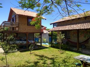 a view of the house and the yard at Casa Sol & Lua in Florianópolis