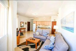 sala de estar con sofá y mesa en Apartamento LLac,bahía de Alcudia., en Alcudia