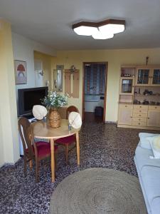 a living room with a table and chairs at Apartamento en Serra con preciosas vistas. in Serra