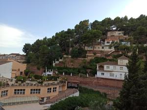 un groupe de maisons sur une colline dans l'établissement Apartamento en Serra con preciosas vistas., à Serra