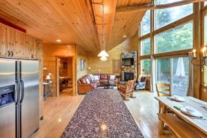 Cabaña de madera con cocina y sala de estar. en Grizzly Tower Packwood Cabin with Forest Views!, en Packwood