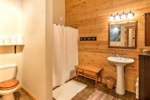y baño con aseo y lavamanos. en Grizzly Tower Packwood Cabin with Forest Views!, en Packwood