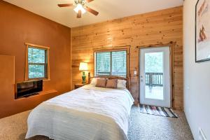 En eller flere senger på et rom på Grizzly Tower Packwood Cabin with Forest Views!