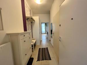 een hal met een deur en een tegelvloer bij Cozy 2-room apartment in Wenen