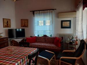 Televízia a/alebo spoločenská miestnosť v ubytovaní Xenia's Traditional House