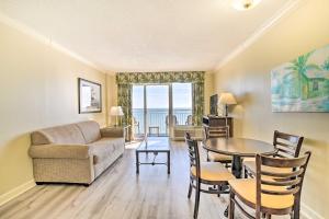 uma sala de estar com um sofá, uma mesa e cadeiras em Oceanfront Myrtle Beach Condo with Balcony! em Myrtle Beach