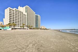 vistas a una playa con edificios y al océano en Oceanfront Myrtle Beach Condo with Balcony!, en Myrtle Beach