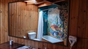lustro w łazience z prysznicem i umywalką w obiekcie B&B Casa Redonda w mieście Santo Domingo