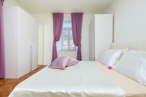 Postel nebo postele na pokoji v ubytování Spacious 4 Bedroom Dubrovnik Apartment